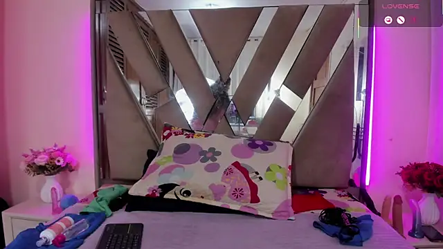 LILITH TORRES1 online show from April 16, 2026, 10:23 pm