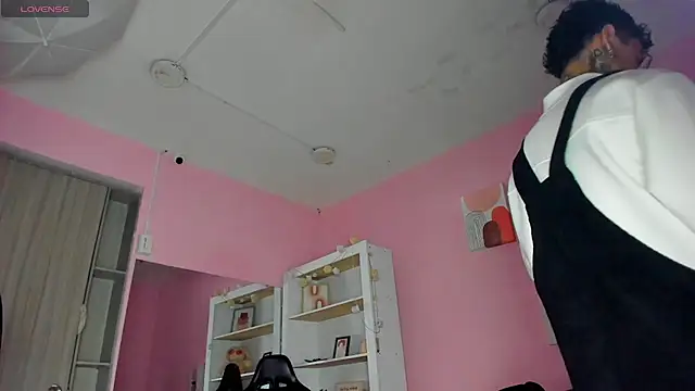 Ian Castillo  online show from November 25, 2025, 11:21 am