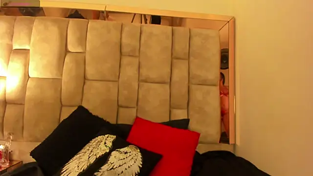 Oliviaa Evans online show from April 7, 2026, 2:13 am