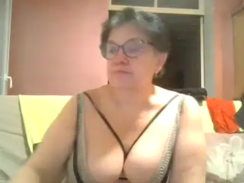 Snapshot of Vandeae44 chatting on February 17, 2025, 8:49 pm Vandeae44 online show from February 17, 2025, 8:49 pm