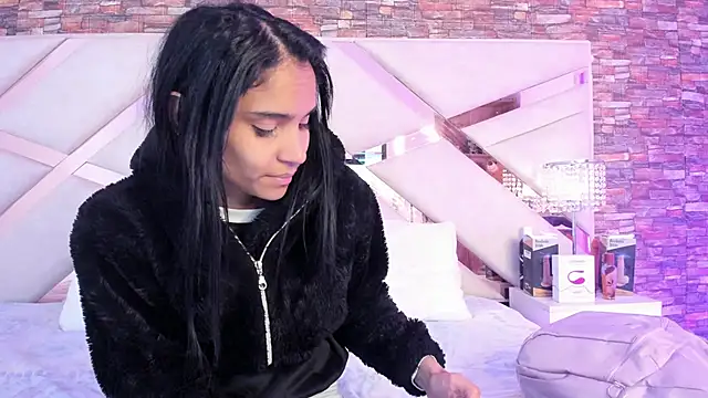 sophie pariss online show from October 13, 2025, 2:02 am