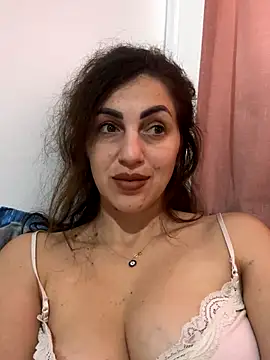 Snapshot of EmaSkyes chatting on November 18, 2025, 7:33 am EmaSkyes online show from November 18, 2025, 7:33 am