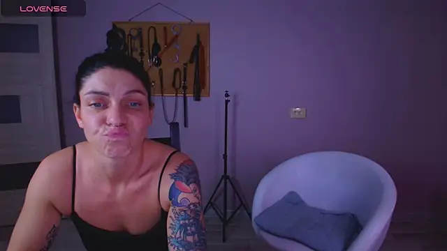 Carrie Moonshine online show from November 17, 2025, 6:12 pm