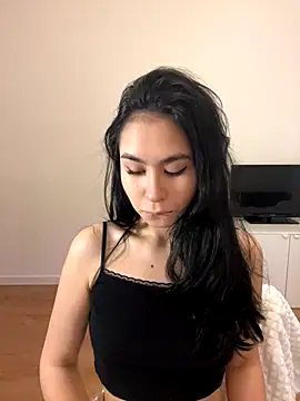 Snapshot of Mile_Madeline chatting on December 7, 2024, 10:17 am Mile Madeline online show from December 7, 2024, 10:17 am