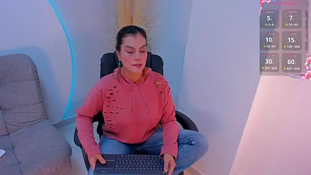 Ada Monroe10 online show from October 7, 2025, 1:23 pm