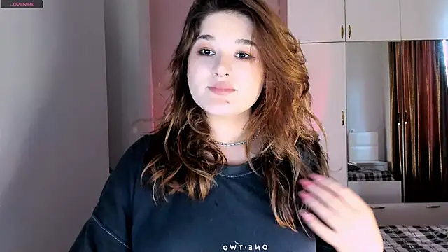 Snapshot of July_Slowdive chatting on February 6, 2025, 11:31 am July Slowdive online show from February 6, 2025, 11:31 am