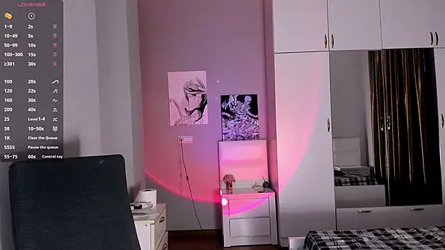 Snapshot of July_Slowdive chatting on February 6, 2025, 2:37 pm July Slowdive online show from February 6, 2025, 2:37 pm