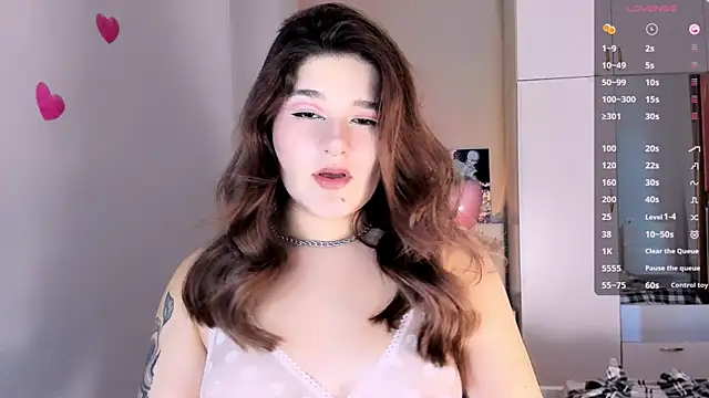 Snapshot of July_Slowdive chatting on February 11, 2025, 9:41 am July Slowdive online show from February 11, 2025, 9:41 am