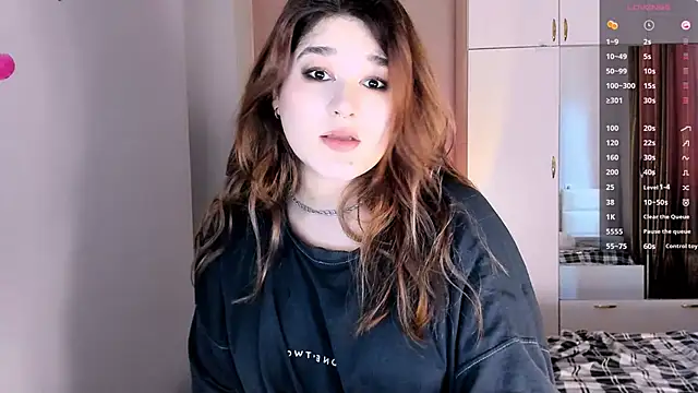 Snapshot of July_Slowdive chatting on February 12, 2025, 8:59 am July Slowdive online show from February 12, 2025, 8:59 am