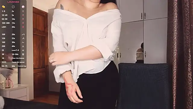 Snapshot of July_Slowdive chatting on November 18, 2025, 5:33 am July Slowdive online show from November 18, 2025, 5:33 am