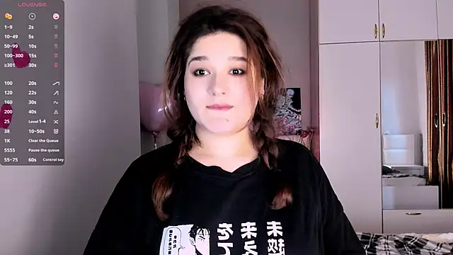 Snapshot of July_Slowdive chatting on February 25, 2025, 12:05 pm July Slowdive online show from February 25, 2025, 12:05 pm