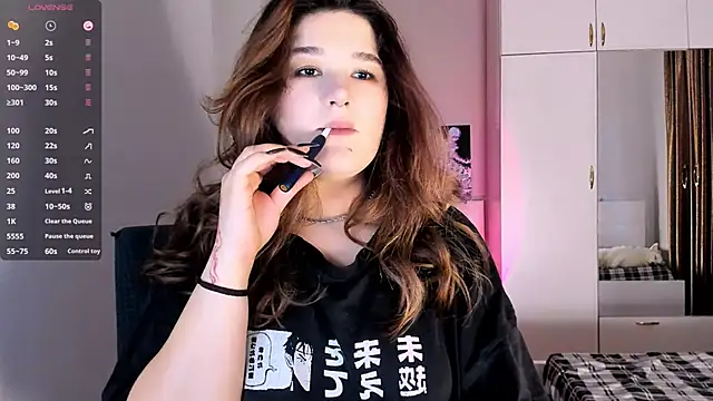 Snapshot of July_Slowdive chatting on February 4, 2025, 1:48 pm July Slowdive online show from February 4, 2025, 1:48 pm