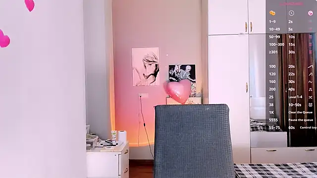 Snapshot of July_Slowdive chatting on February 11, 2025, 12:47 pm July Slowdive online show from February 11, 2025, 12:47 pm