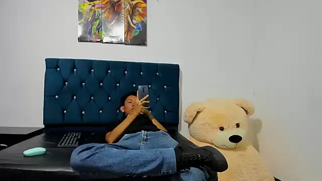 AXEL AND THOMAS online show from December 11, 2024, 1:39 pm