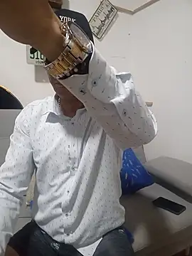 Snapshot of latinmartin73 chatting on November 5, 2025, 12:14 am latinmartin73 online show from November 5, 2025, 12:14 am