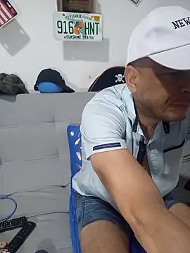 Snapshot of latinmartin73 chatting on November 12, 2025, 11:30 pm latinmartin73 online show from November 12, 2025, 11:30 pm