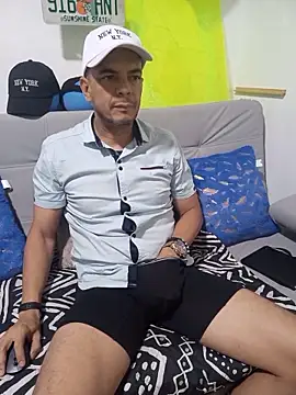 Snapshot of latinmartin73 chatting on October 16, 2025, 12:08 am latinmartin73 online show from October 16, 2025, 12:08 am