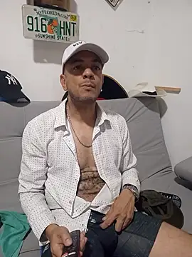 Snapshot of latinmartin73 chatting on November 11, 2025, 12:38 am latinmartin73 online show from November 11, 2025, 12:38 am