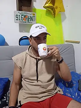 Snapshot of latinmartin73 chatting on October 12, 2025, 2:07 pm latinmartin73 online show from October 12, 2025, 2:07 pm