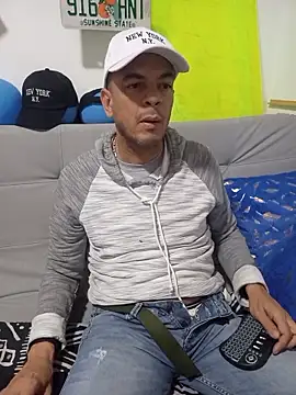 Snapshot of latinmartin73 chatting on October 19, 2025, 4:37 am latinmartin73 online show from October 19, 2025, 4:37 am