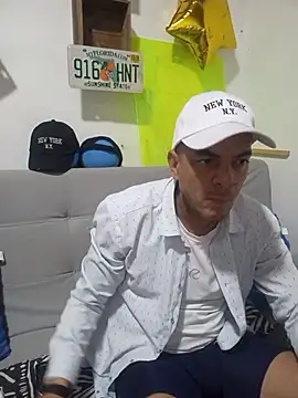 Snapshot of latinmartin73 chatting on October 17, 2025, 12:25 am latinmartin73 online show from October 17, 2025, 12:25 am