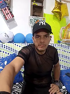 Snapshot of latinmartin73 chatting on October 7, 2025, 12:00 am latinmartin73 online show from October 7, 2025, 12:00 am