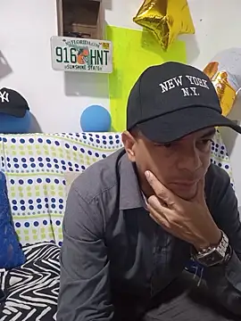 Snapshot of latinmartin73 chatting on October 8, 2025, 12:45 am latinmartin73 online show from October 8, 2025, 12:45 am