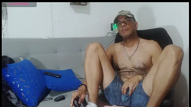 latinmartin73 online show from May 19, 2026, 1:56 am