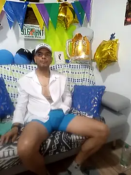 Snapshot of latinmartin73 chatting on October 6, 2025, 2:46 am latinmartin73 online show from October 6, 2025, 2:46 am