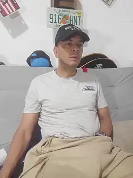 Snapshot of latinmartin73 chatting on November 17, 2025, 2:37 am latinmartin73 online show from November 17, 2025, 2:37 am