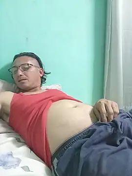 Snapshot of Andresguz35 chatting on July 15, 2026, 3:35 am Andresguz35 online show from July 15, 2026, 3:35 am