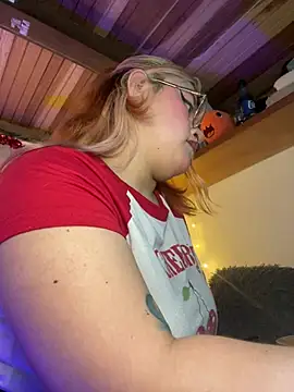 SophiaWeestt99 online show from February 25, 2026, 4:01 am