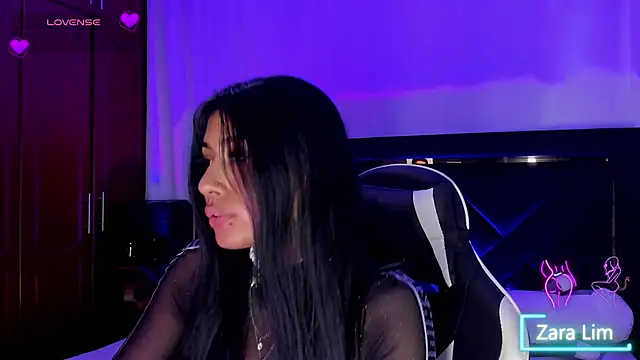 ZaraLim online show from November 26, 2025, 11:38 pm