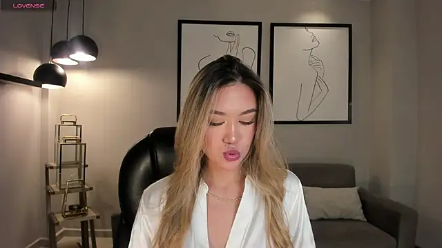 RebeccaHudson online show from April 9, 2026, 7:20 pm