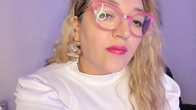 Naty Mature  online show from December 17, 2025, 8:36 pm