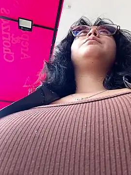 lara moon25 online show from December 4, 2025, 6:51 pm