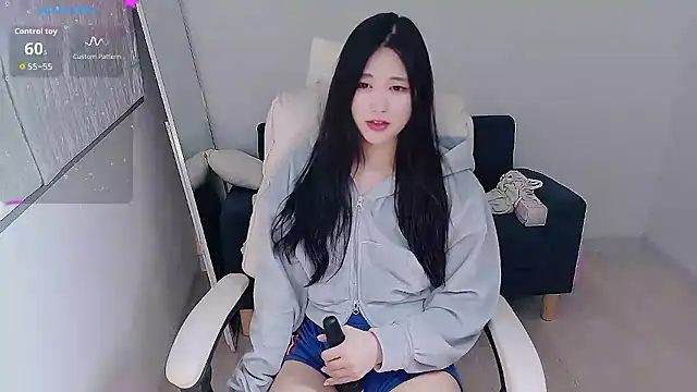 Snapshot of who_Lilly chatting on October 19, 2025, 9:12 am who Lilly online show from October 19, 2025, 9:12 am