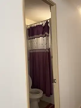 WhiteWomen online show from December 3, 2025, 4:06 pm