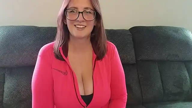 Snapshot of TheBustyHouseWife chatting on October 13, 2025, 3:46 pm TheBustyHouseWife online show from October 13, 2025, 3:46 pm