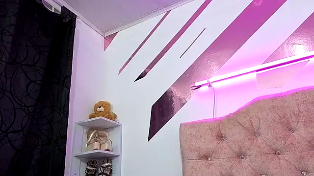 Kitten Hot  online show from November 7, 2025, 1:43 am