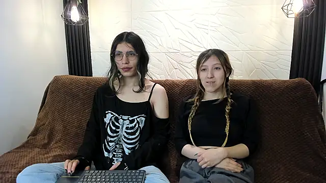 BRIAR AND BLAIR online show from November 11, 2025, 1:39 pm