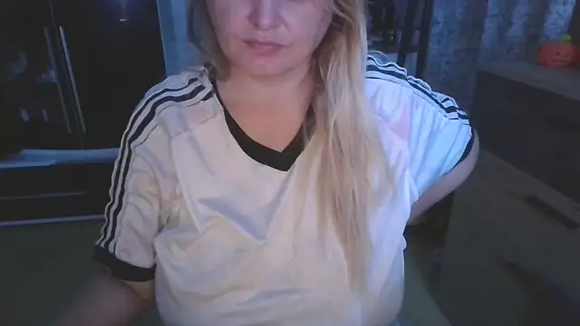 Meliss Official9 online show from October 28, 2025, 9:03 pm