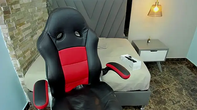 MAGNOLEROY online show from October 17, 2025, 1:57 pm