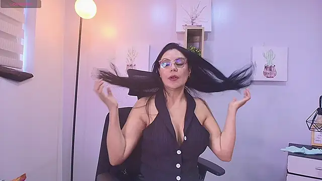 Snapshot of Zuzana21 chatting on April 18, 2026, 12:51 pm Zuzana21 online show from April 18, 2026, 12:51 pm
