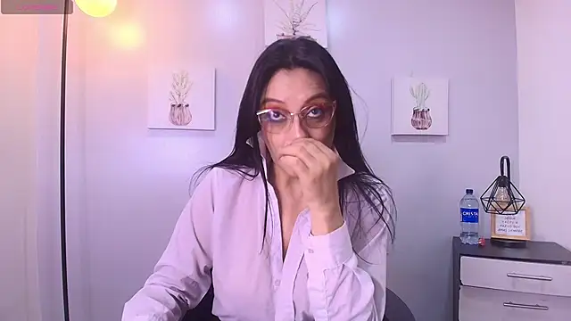 Snapshot of Zuzana21 chatting on April 28, 2026, 1:04 pm Zuzana21 online show from April 28, 2026, 1:04 pm
