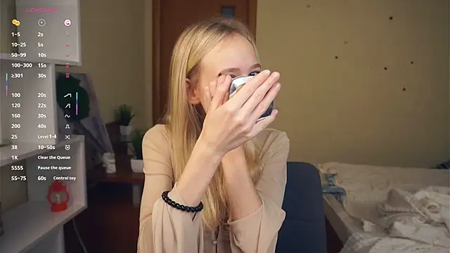 LynetBurby online show from October 23, 2025, 2:27 pm