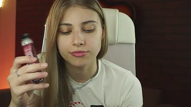 EllieCutes online show from October 10, 2025, 9:32 am