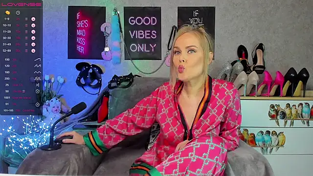 HannaKorsak online show from October 1, 2025, 7:07 pm