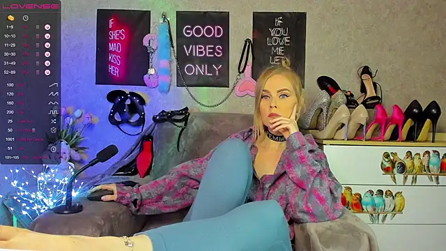 HannaKorsak online show from September 24, 2025, 6:36 pm