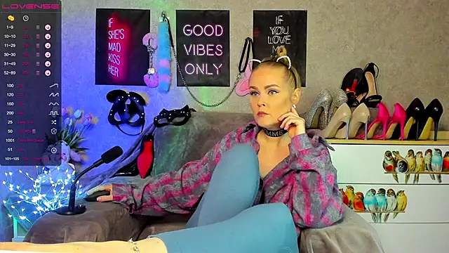HannaKorsak online show from September 22, 2025, 6:14 pm